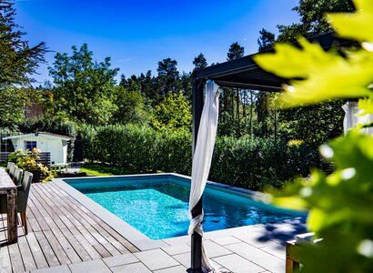 Ökologischer Biotop Livingpool mit Holzterrasse im Privatgarten in Marburg