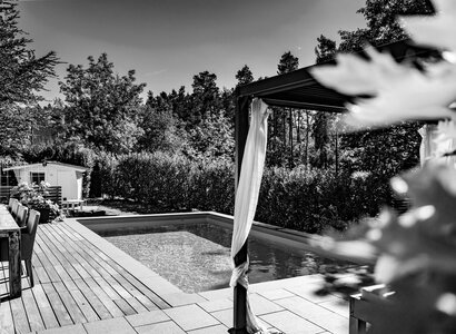 Ökologischer Biotop Livingpool mit Holzterrasse im Privatgarten in Marburg