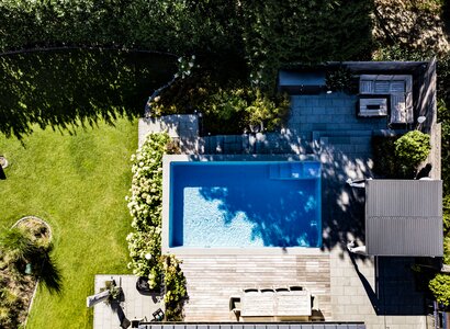 Poolbau mit Terrassenbau und tollem Garten - mit Holzterrasse und Natursteinelementen