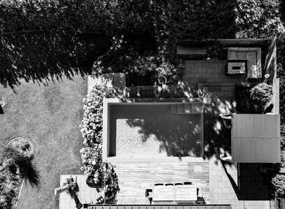 Poolbau mit Terrassenbau und tollem Garten - mit Holzterrasse und Natursteinelementen