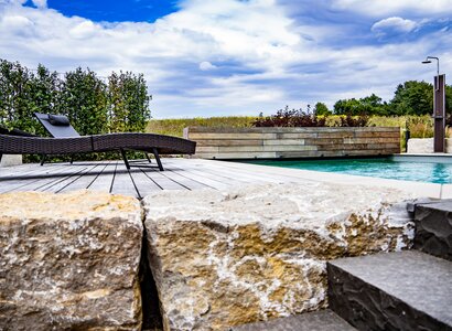 Holterrasse, Natursteintreppe, Swimmingpool und Außendusche 