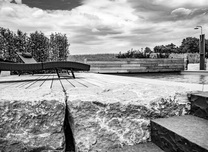 Holterrasse, Natursteintreppe, Swimmingpool und Außendusche 