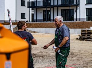 Mitarbeiter_Balzer_Galabau_Wohnbau_Wohngebiet_Aussenanlagen