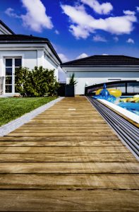 Garten_Rasen_Holz_Wasser