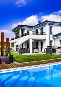 Pool_Garten_BBQ_rostender Stahl_Holz_Rasen