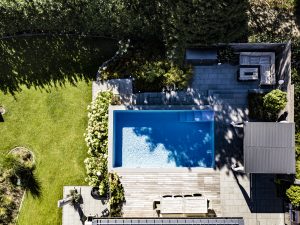 Livingpool_Holzterrasse_Garten_Rasen