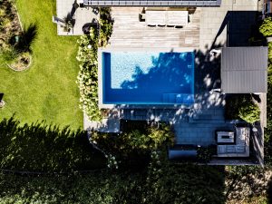 Livingpool_Holzterrasse_Garten_Rasen_Poolkonfigurator