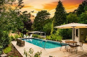 Privatgarten nahe Kirchhain, Poolbild mit Sonnenuntergang
